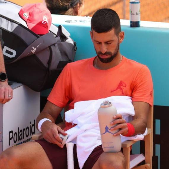 Đoković izgubio živce u Madridu, pa "opleo" na srpskom: "J**** ti tenis više!" VIDEO
