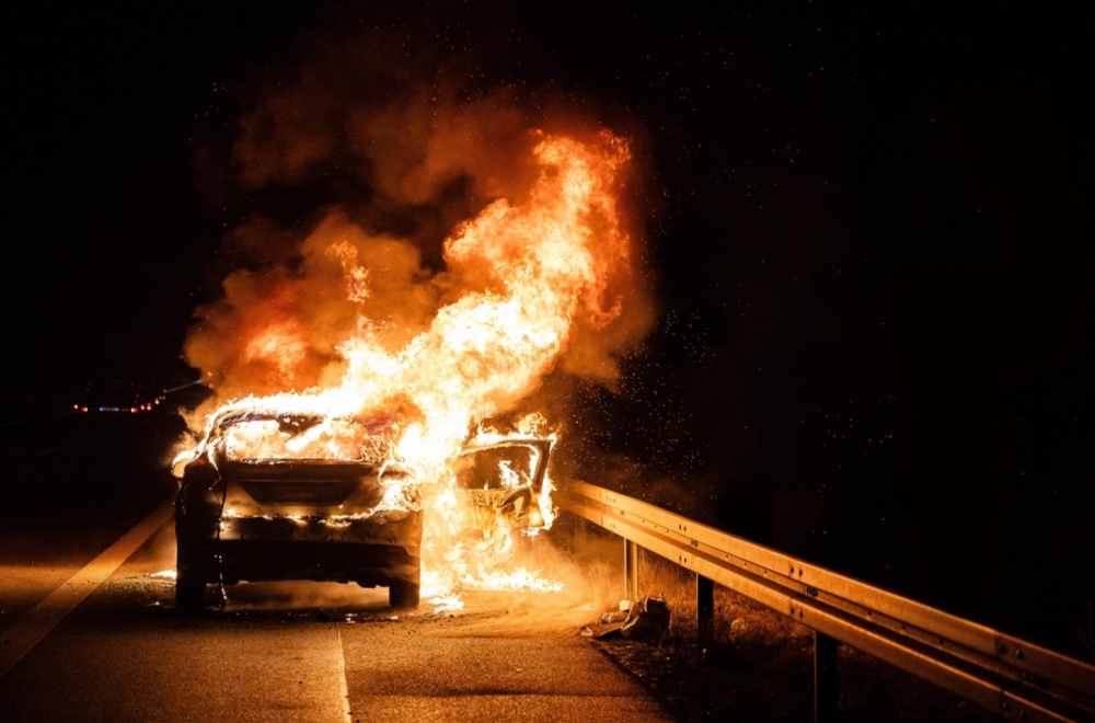 Eksplozija usred noći: Bomba bačena na automobil