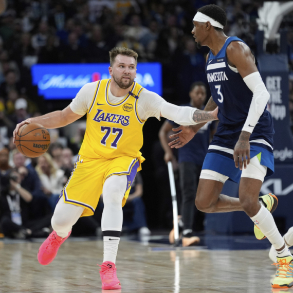 Dončić tih, Lebron rekorder – Lejkersi pali u finišu VIDEO