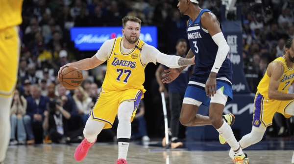Dončić tih, Lebron rekorder – Lejkersi pali u finišu VIDEO