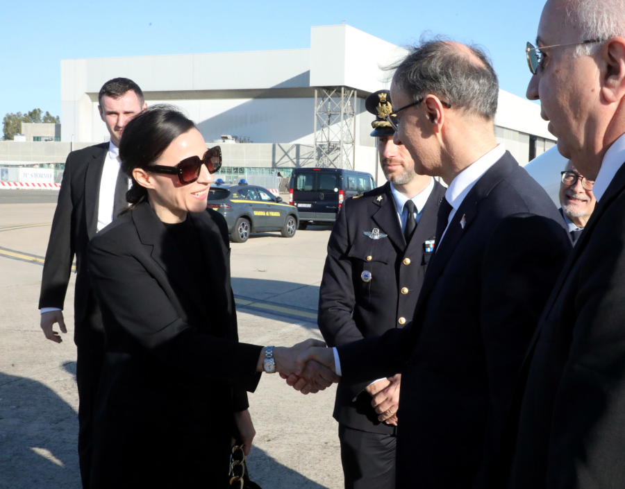 Macut stigao u Rim; Odao poštu pred kovčegom pape Franje FOTO