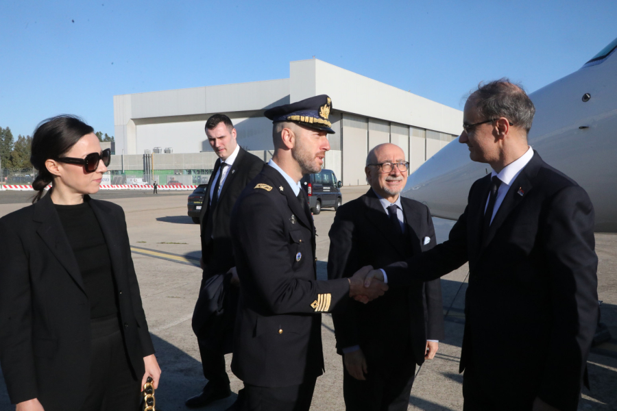 Macut stigao u Rim; Odao poštu pred kovčegom pape Franje FOTO