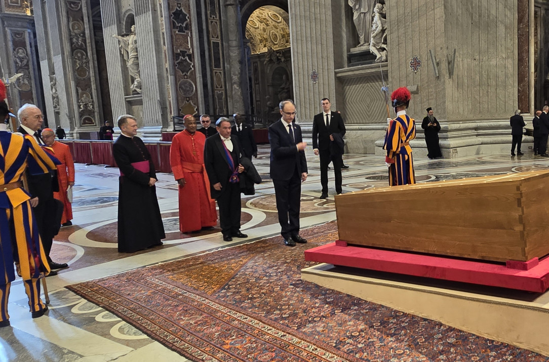 Macut stigao u Rim; Odao poštu pred kovčegom pape Franje FOTO