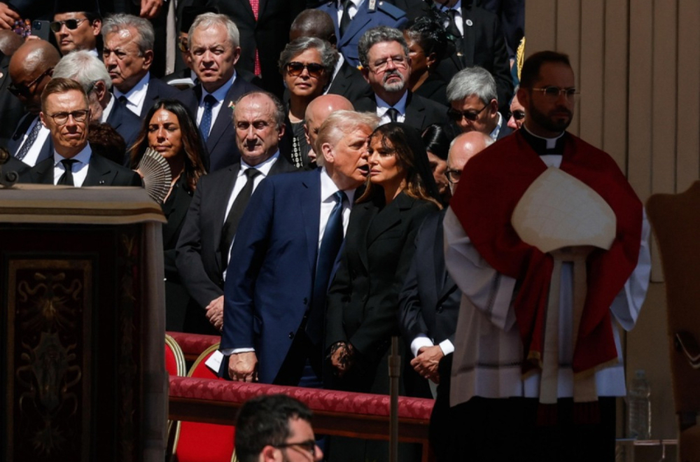 Otkriveno šta je Melanija šapnula Trampu na papinoj sahrani: Sprečila veliku neprijatnost FOTO/VIDEO