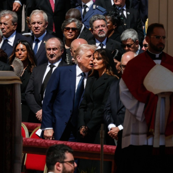 Otkriveno šta je Melanija šapnula Trampu na papinoj sahrani: Sprečila veliku neprijatnost FOTO/VIDEO