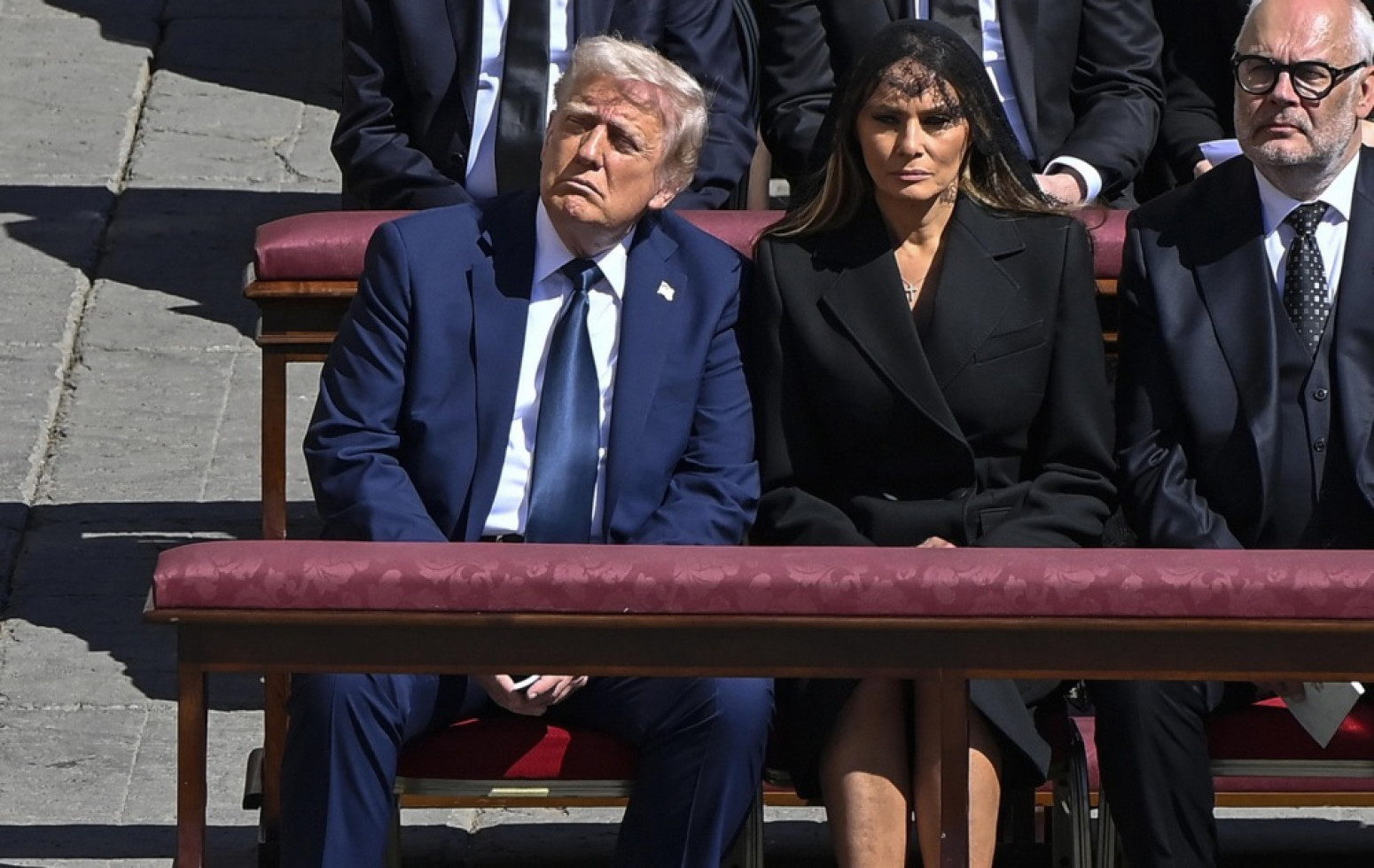 Otkriveno šta je Melanija šapnula Trampu na papinoj sahrani: Sprečila veliku neprijatnost FOTO/VIDEO