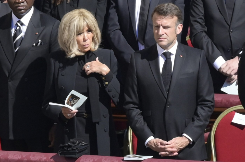 Brižit Makron jednim potezom na papinoj sahrani izazvala kritike FOTO