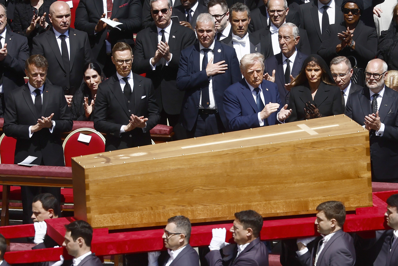 Niko ne može da veruje šta rade svetski lideri dok prolazi kovčeg sa telom pape FOTO