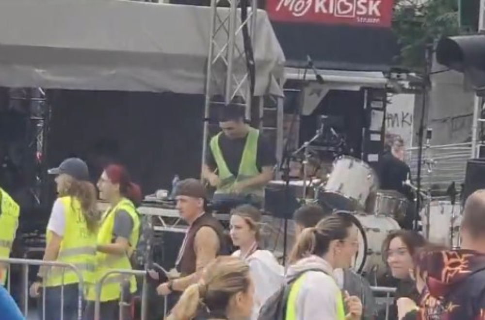 "Komemorativni" skup u Novom Sadu; Žurka i zabava dok maltretiraju građane VIDEO