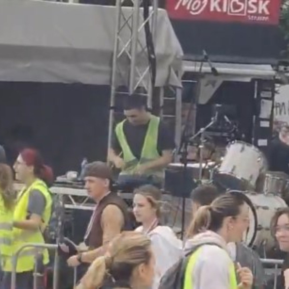"Komemorativni" skup u Novom Sadu; Žurka i zabava dok maltretiraju građane VIDEO