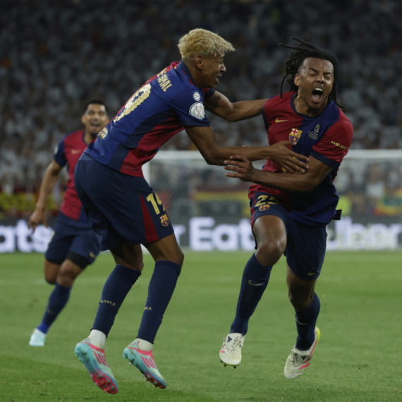 Atomski fudbal u finalu – Modrić greškom poklonio Barsi trofej! VIDEO