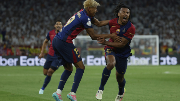 Atomski fudbal u finalu – Modrić greškom poklonio Barsi trofej! VIDEO