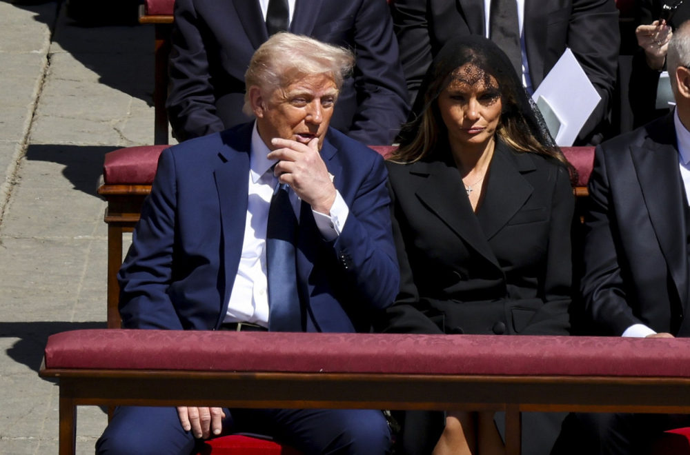 Na papinoj sahrani nije bila prava Melanija? Ponovo kruže jezive teorije zavere FOTO