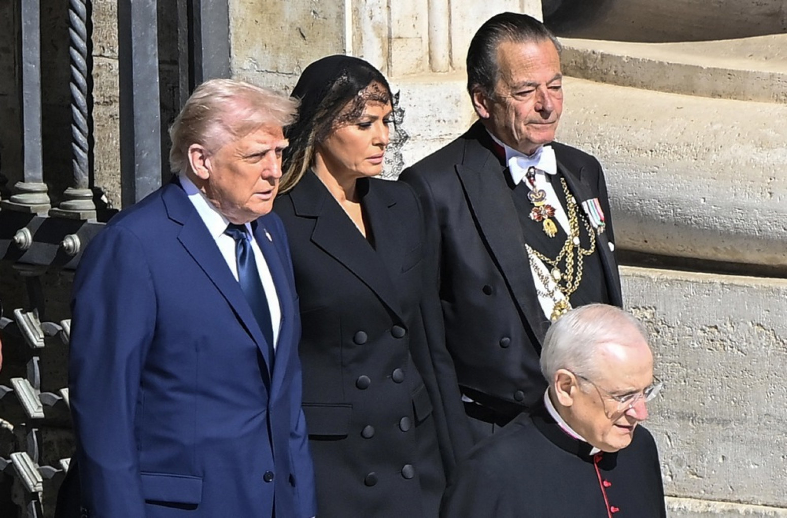 Na papinoj sahrani nije bila prava Melanija? Ponovo kruže jezive teorije zavere FOTO