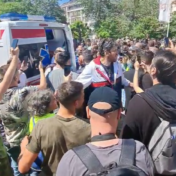 Total chaos in Novi Sad: The dean was taken away by ambulance VIDEO