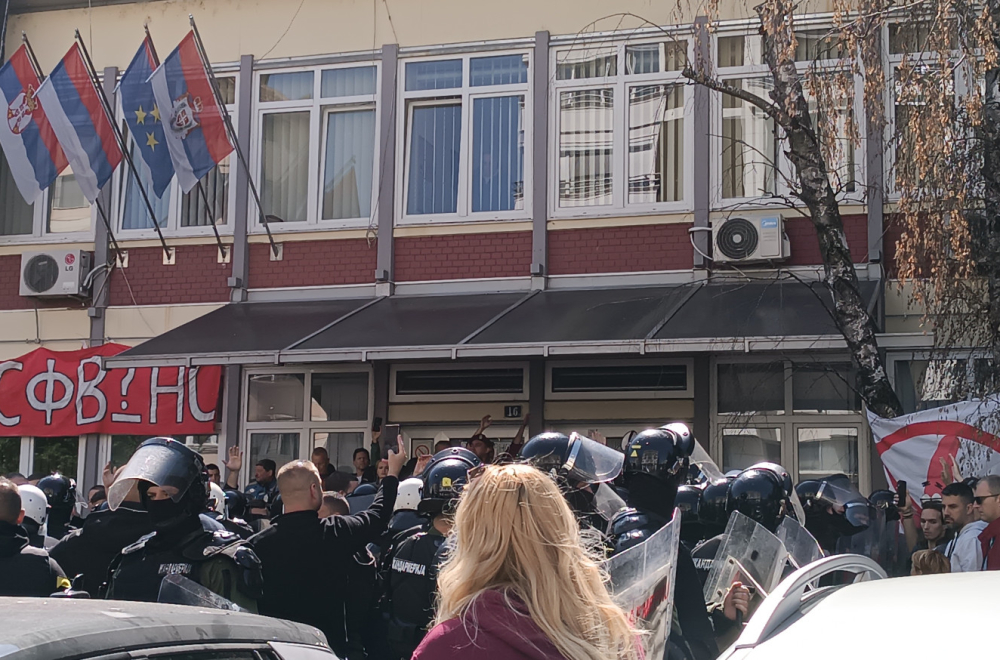"Oborili dekana na zemlju! Nisu dali Hitnoj da prođe; Dačić o incidentima ispred DIF-a: Policajci napadani