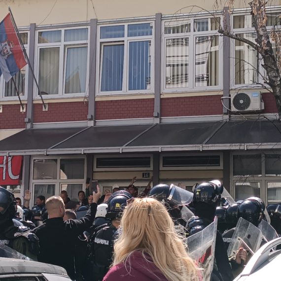 "Oborili dekana na zemlju! Nisu dali Hitnoj da prođe; Dačić o incidentima ispred DIF-a: Policajci napadani