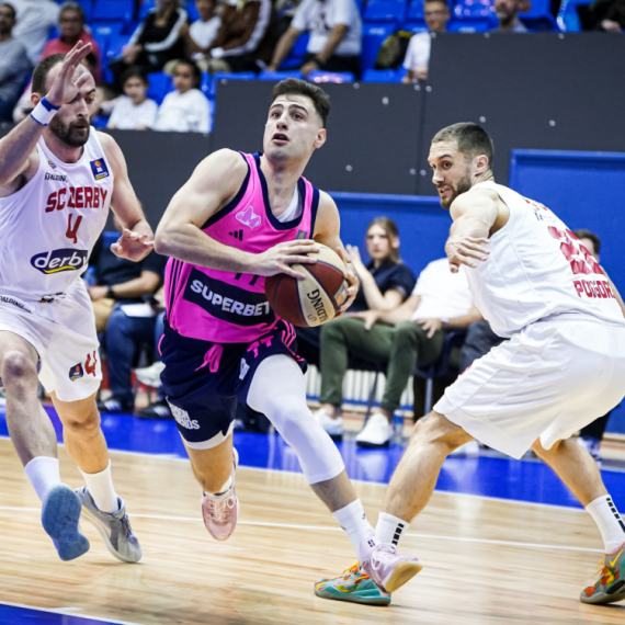 Petrović opet uz zvuk sirene postao heroj Mege - Đurišić gledao dramu FOTO