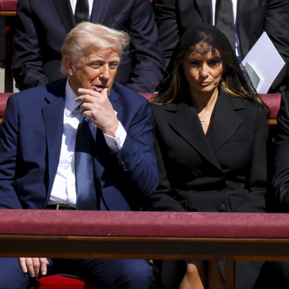Trenutak nežnosti Melanije i Donalda Trampa: "Ne može da ga podnese!" VIDEO
