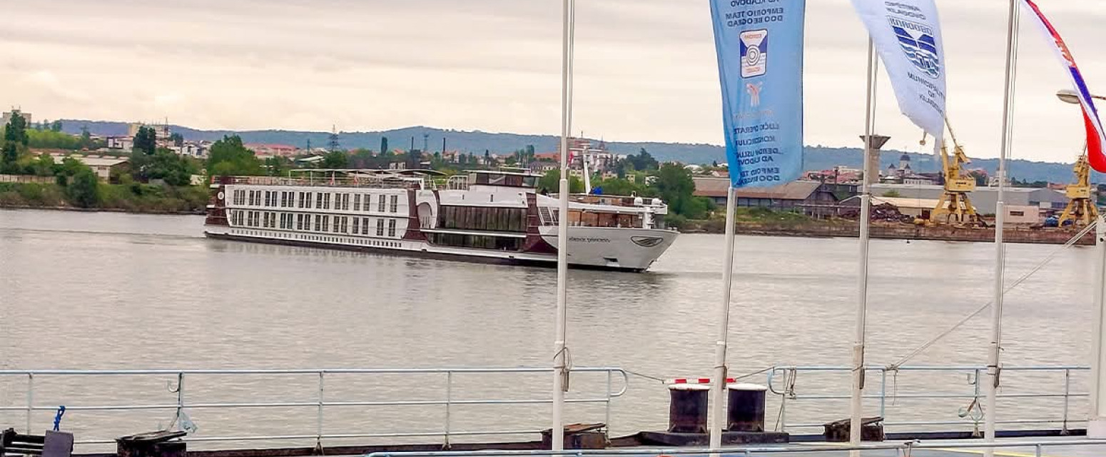 Prvi kruzer ove sezone prispeo u Kladovo FOTO