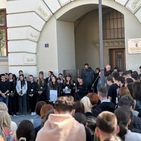 Tuga u Čačku: Preminuo profesor Šarčević; Učenici mu odali počast