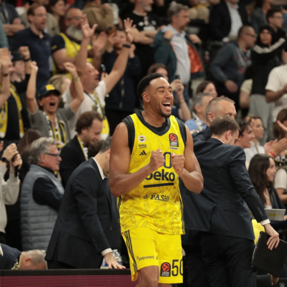 Snimak koji "obara" internet: Ovako je sudija "pogurao" Fener do pobede VIDEO