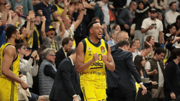 Snimak koji "obara" internet: Ovako je sudija "pogurao" Fener do pobede VIDEO