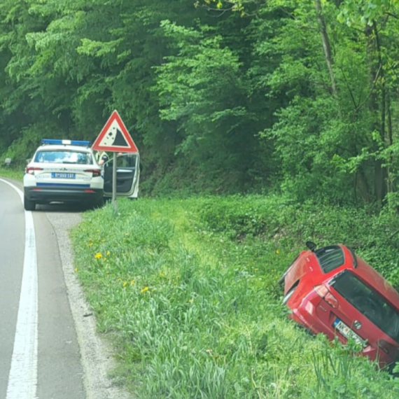 Teška saobraćajna nesreća kod Čačka: Vozač sleteo u kanal dubok nekoliko metara FOTO