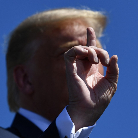 Tramp poslao čoveka da izvidi situaciju; Ima plan?