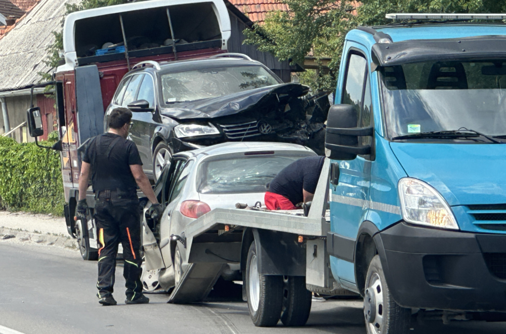 Žestok sudar u Čačku: Povređeno dete i još tri osobe, automobili s prednje strane smrskani FOTO