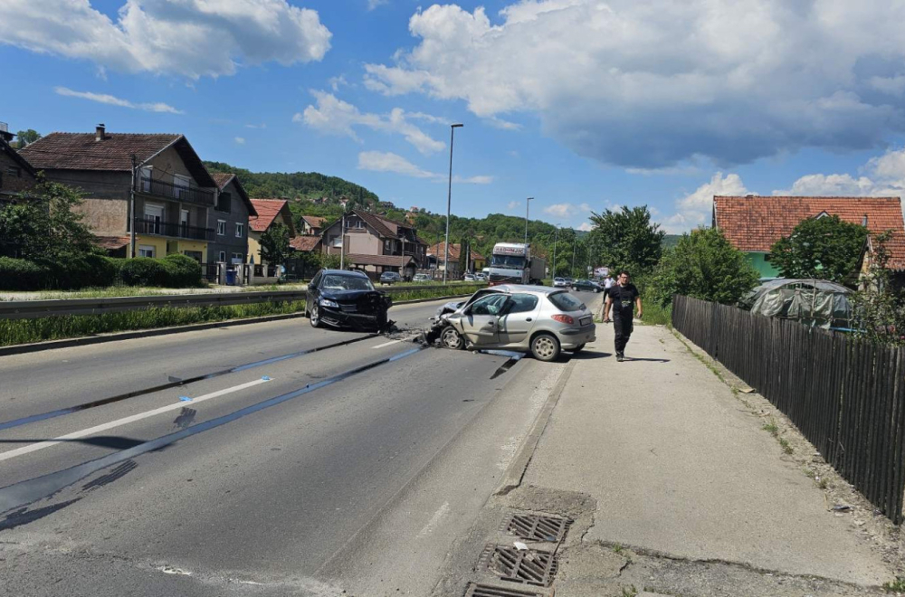 Žestok sudar u Čačku: Povređeno dete i još tri osobe, automobili s prednje strane smrskani FOTO