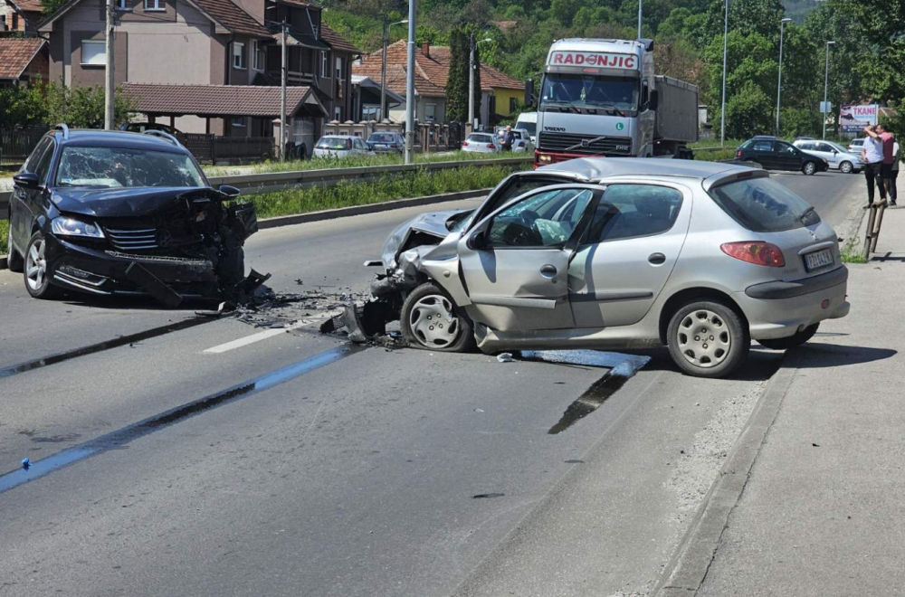 Žestok sudar u Čačku: Povređeno dete i još tri osobe, automobili s prednje strane smrskani FOTO