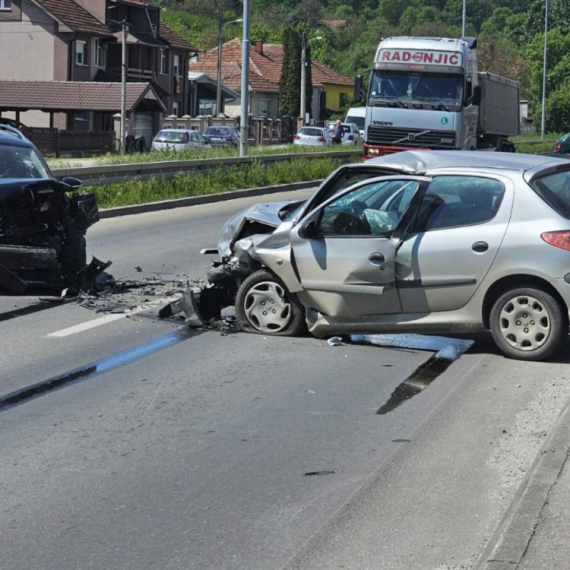 Žestok sudar u Čačku: Povređeno dete i još tri osobe, automobili s prednje strane smrskani FOTO