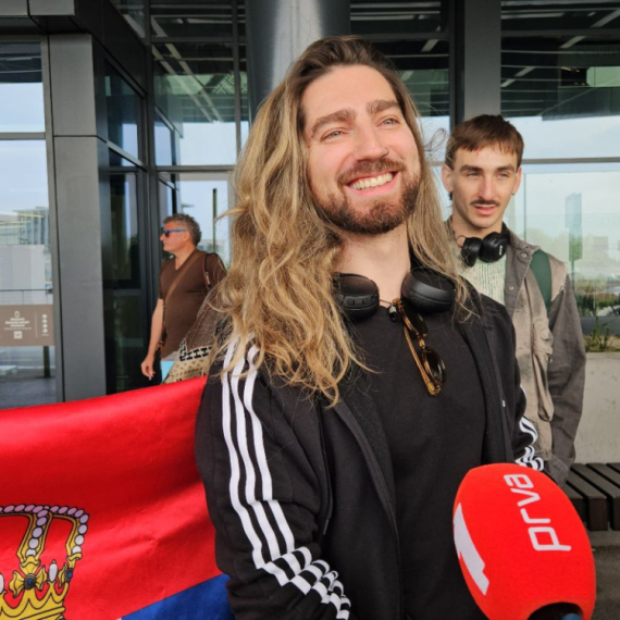 "Najvredniji mop na Evroviziji": Princ od Vranje postao glavni izvor šala na mrežama VIDEO