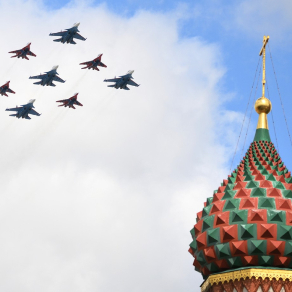 Airplanes fly over Moscow, tanks on the streets PHOTO