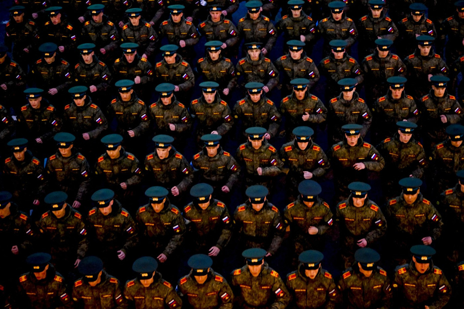 Airplanes fly over Moscow, tanks on the streets PHOTO