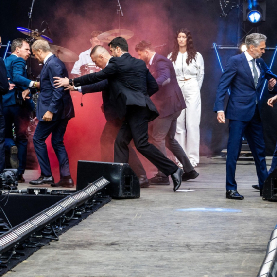 Napad na premijere, hitno su evakuisani; Bačena dimna bomba VIDEO