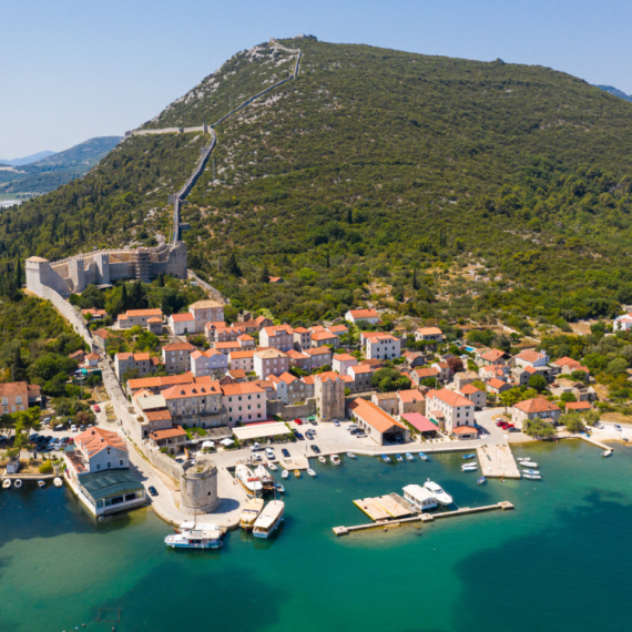 Za razliku od Dubrovnika, ovde se ne bore za mesto na plaži FOTO