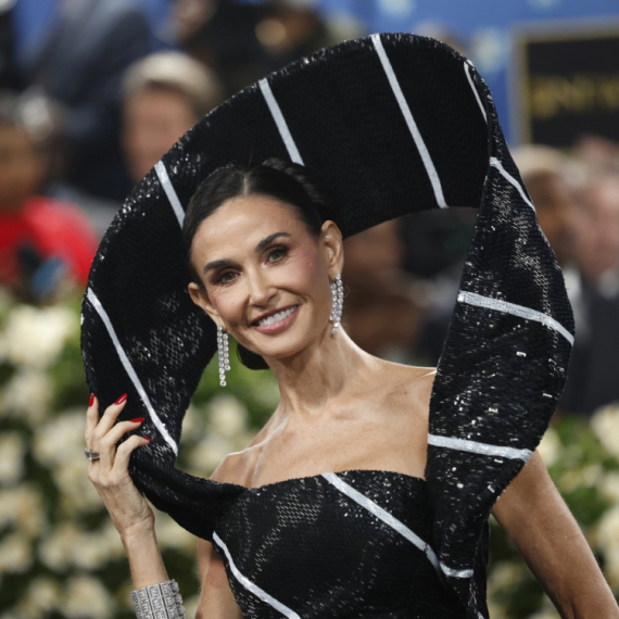 Milion i po perlica u haljini i pun pogodak za Met Galu, a ona kao da ne stari FOTO