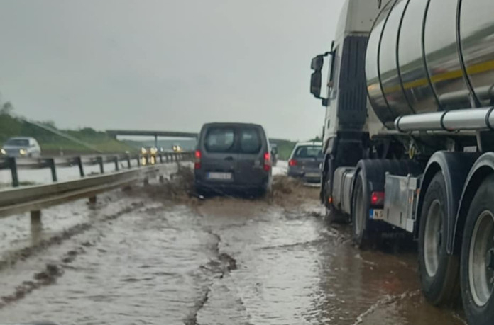 Nevreme paralisalo saobraćaj; Haos na auto–putu, voda preplavila kolovoz FOTO/VIDEO