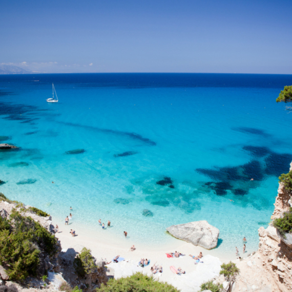 Ovaj skriveni dragulj Mediterana turisti još uvek nisu preplavili: Plaže ostavljaju bez daha FOTO
