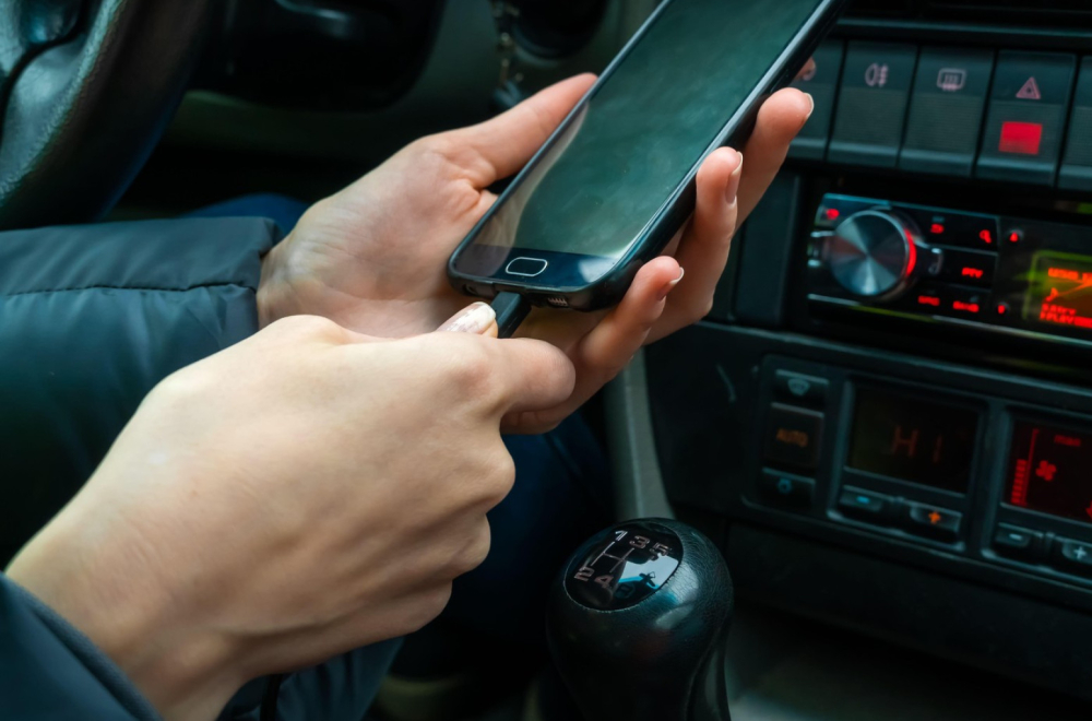 "Ne punite mobilni u kineskim automobilima, možda vas prisluškuju!"