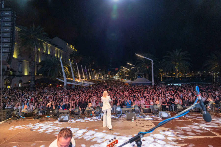 Jelena Rozga sva u belom zablistala u rodnom Splitu: Istorijski koncert pred 70.000 ljudi