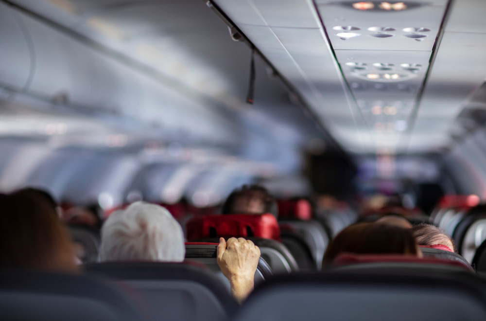 Drama u avionu: Besna putnica napala posadu, završila vezana selotejp trakom!