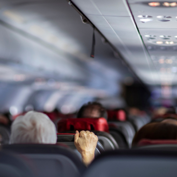 Šta nikako ne smete uraditi u avionu: Devojka izbačena sa leta zbog ovoga VIDEO