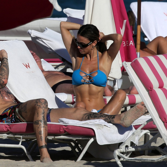 Ništa manje nismo očekivali od nje: Seksi voditeljka opet mami uzdahe u bikiniju FOTO