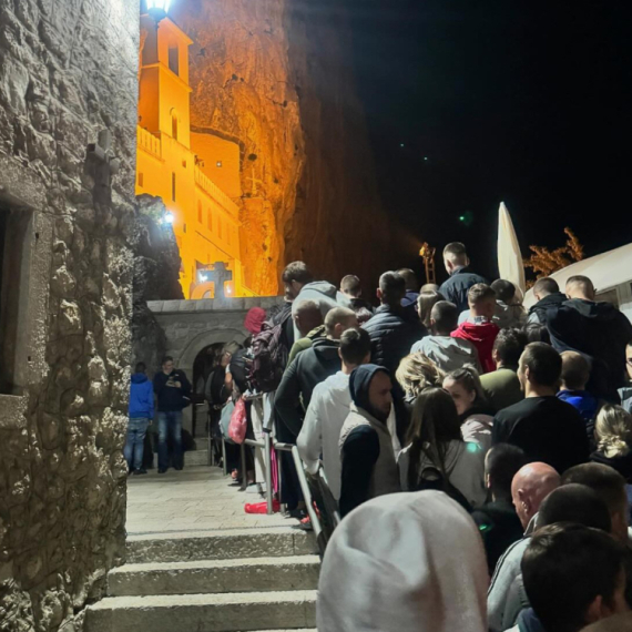 Hiljade vernika došlo da se pokloni Svetom Vasiliju, mnogi stigli peške i bosi FOTO