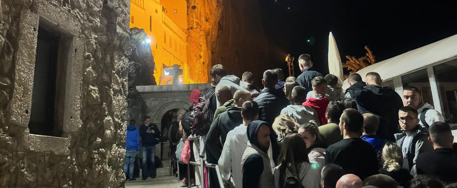 Hiljade vernika došlo da se pokloni Svetom Vasiliju, mnogi stigli peške i bosi FOTO