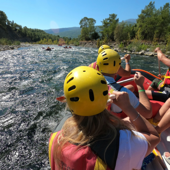 Prevrnuli se kajaci puni ljudi na Tari; Preminula turistkinja