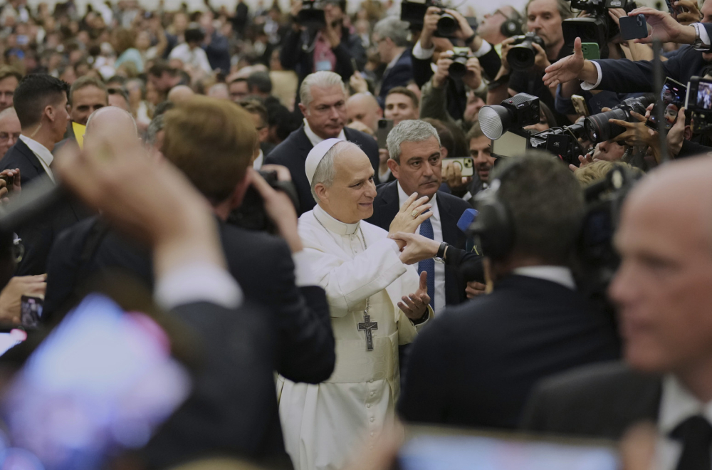 Novi papa među novinarima; Ima snažnu poruku